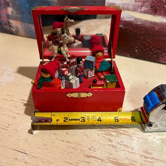 Vintage Musical Toy Chest Christmas Music Box - Picture 10 of 12